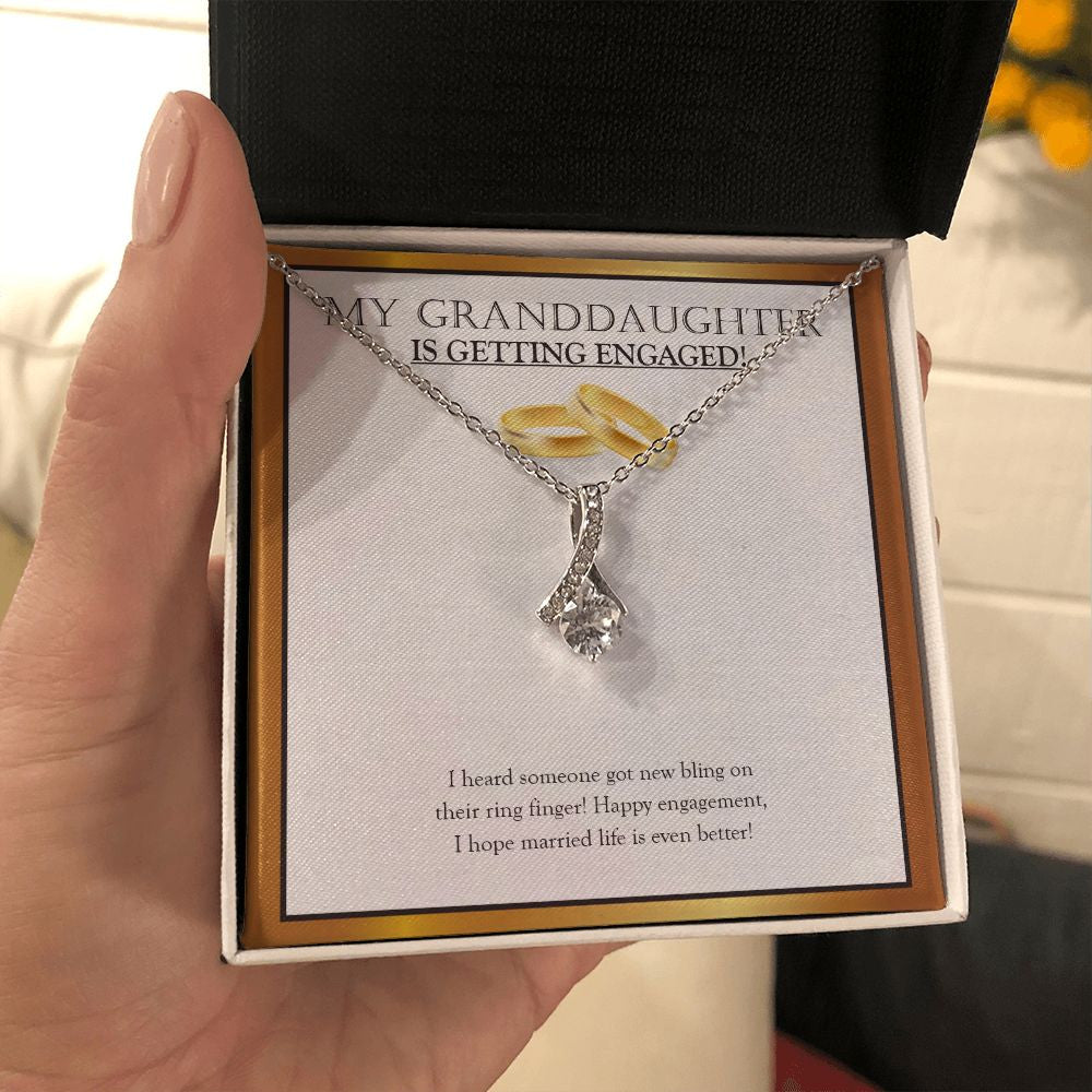 Bling On The Finger alluring beauty necklace in hand