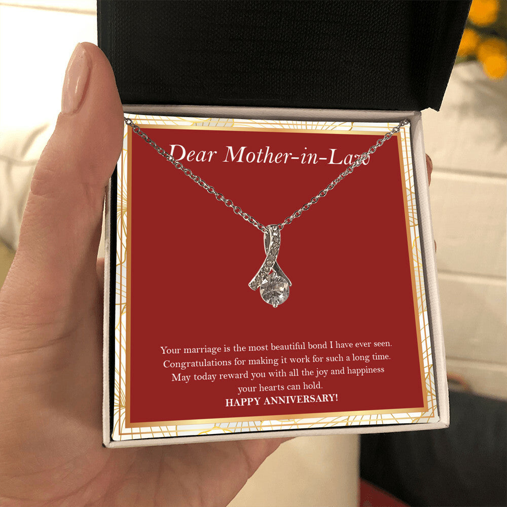 Making It Work alluring beauty necklace in hand