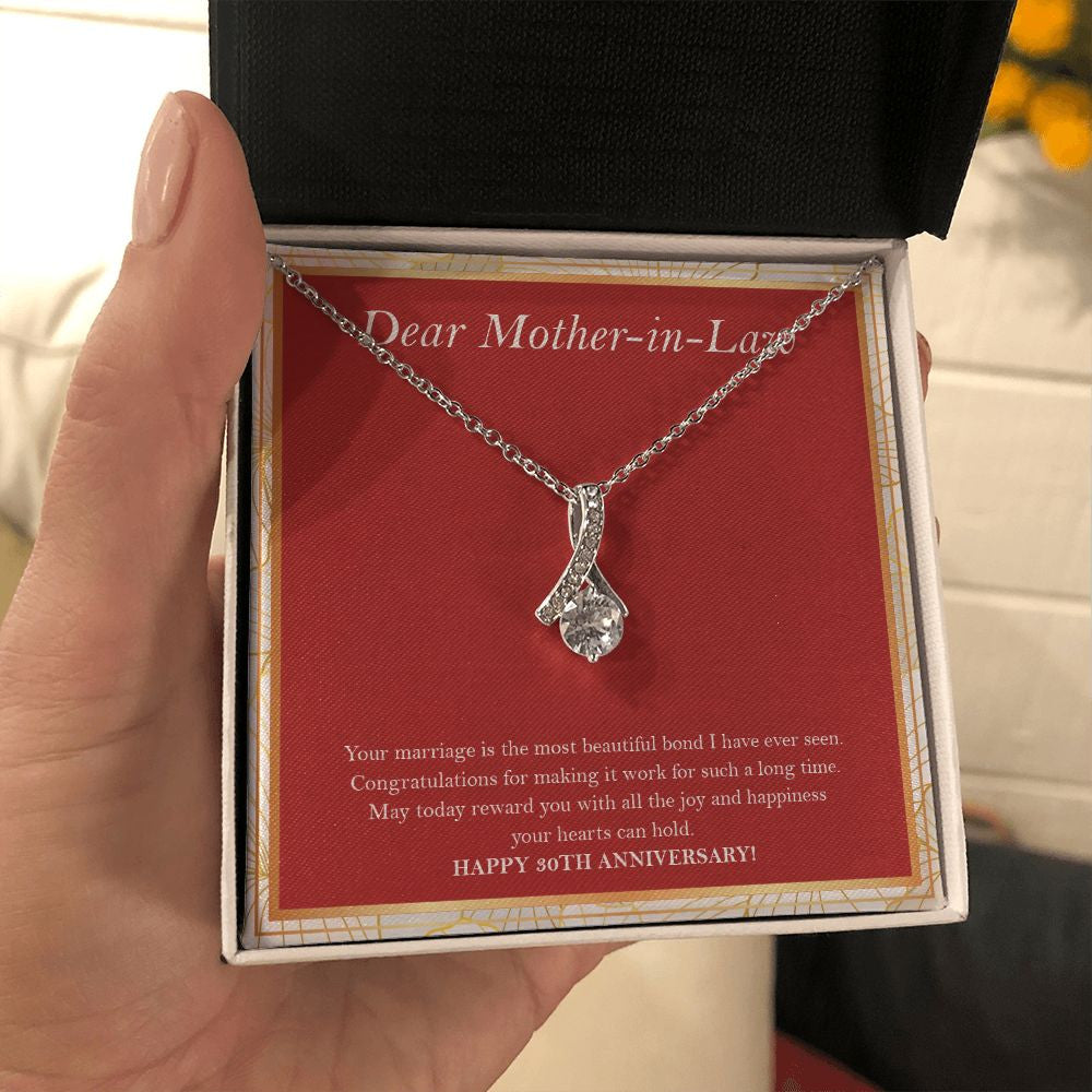 Beautiful Bond I Have Seen alluring beauty necklace in hand