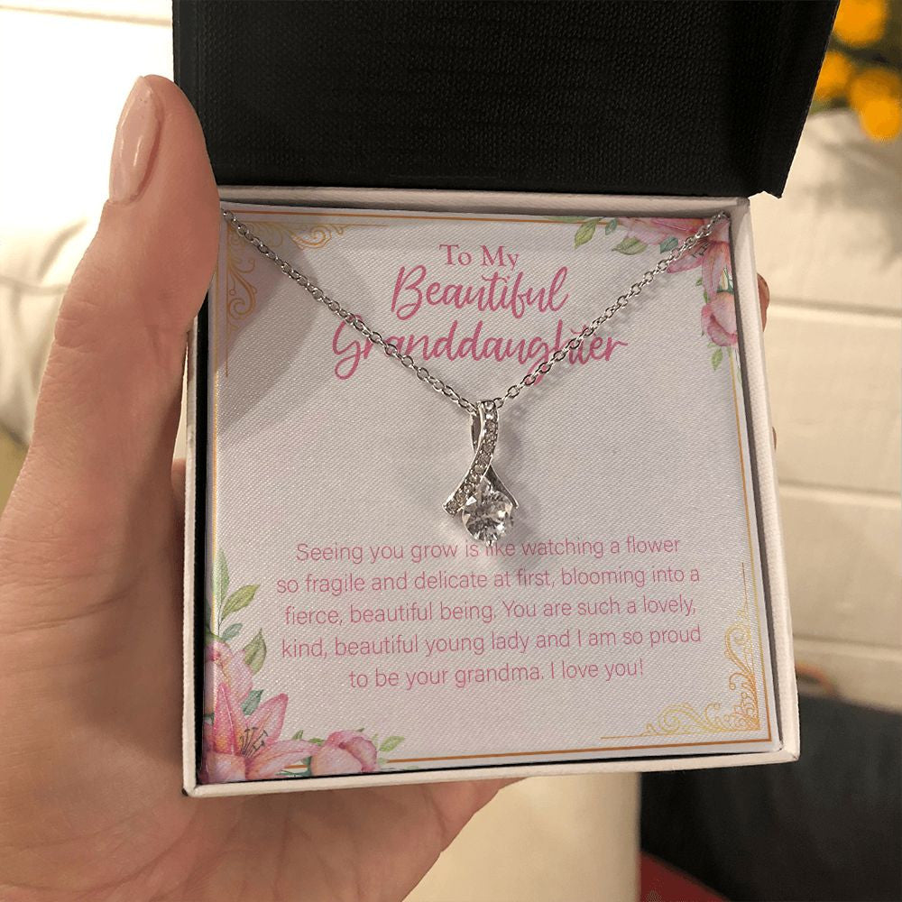 Like Watching A Flower alluring beauty necklace in hand