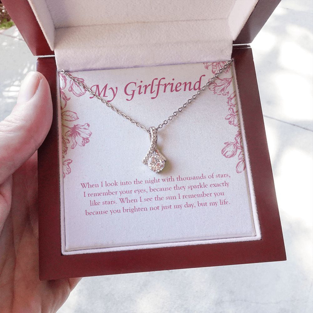 Eyes Sparkle Like Stars alluring beauty necklace luxury led box hand holding